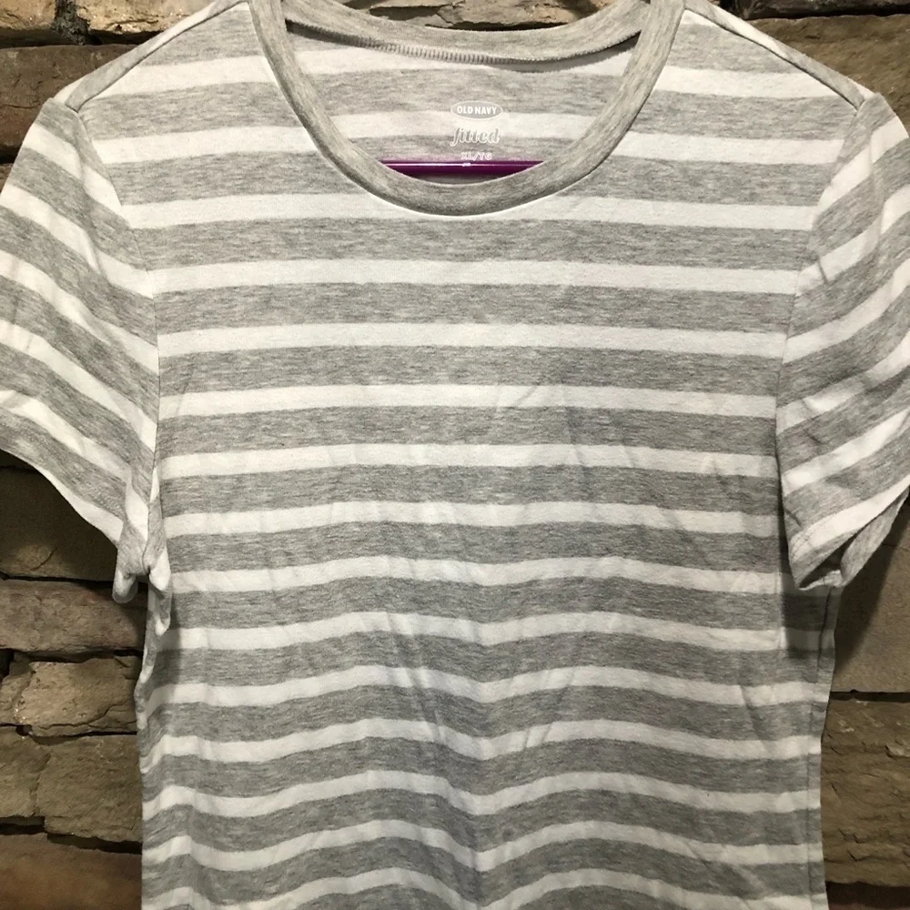 5/$25 Old Navy fitted size XL gray & white striped shirt